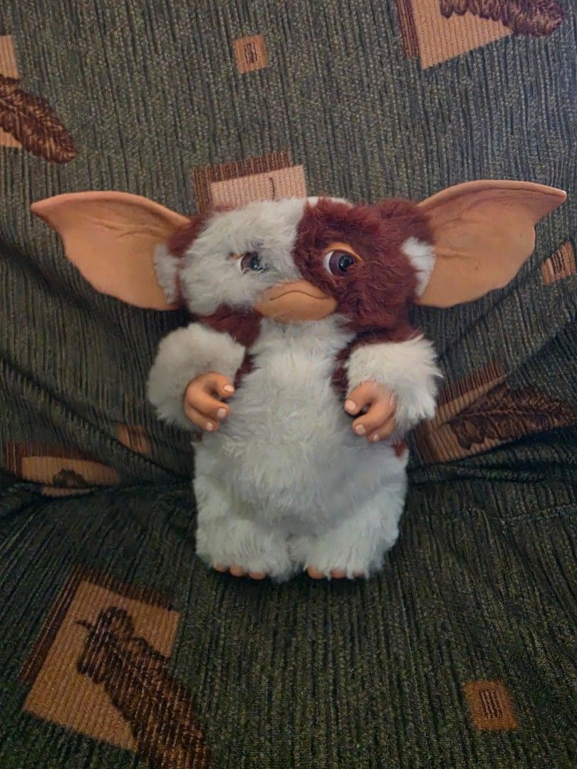 Gremlins Gizmo (Category: Vintage Collectibles) located in Baguio. Submitted by shellcollector (Listing ID 1462701773, Image 1). Description: Vintage Gizmo Gremlins 1997 Warner Bros Hard body 2500 Pesos Baguio shipping.
