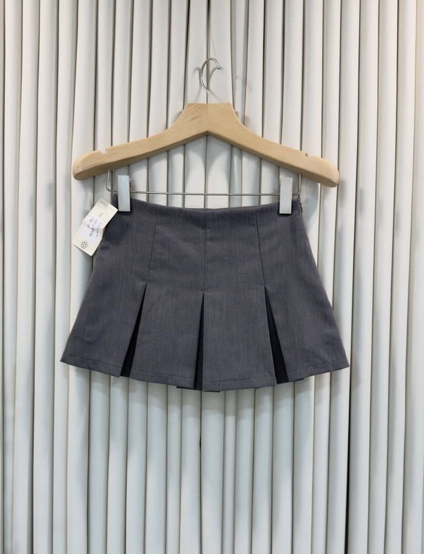 Grey Pleated Skirt with Shorts Underneath (Category: Skirts) located in Banna (Espiritu). Submitted by zhylll (Listing ID 1462833546, Image 1). Description: Very high quality Like new.