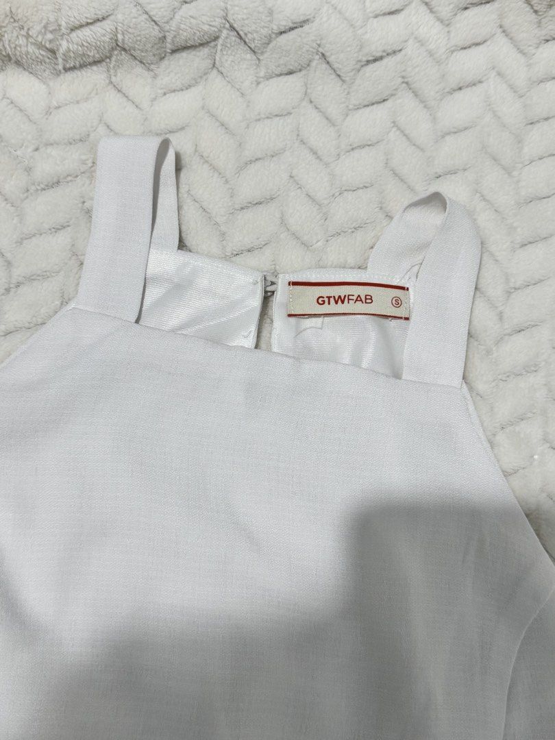 GTWFAB White Square Neck Cropped Tank Top Size S (Category: Sleeveless) located in Manila. Submitted by gmaaeee (Listing ID 1462862584, Image 3). Description: - White cropped tank top from GTWFAB - Square neckline - Thick straps - Zipper closure at the back - Simple and versatile design, perfect for any outfit - Suitable for casual outings or dressing up.