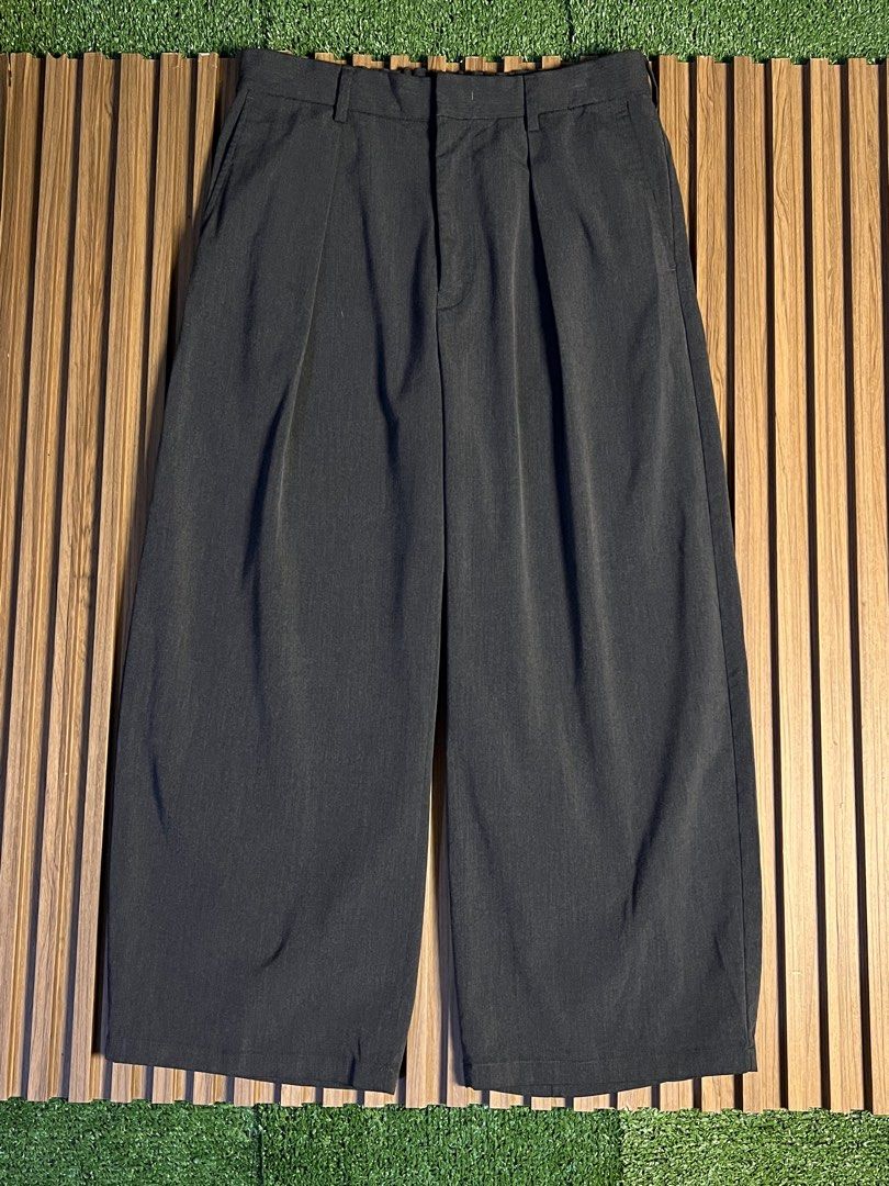 GU - SINGLE PLEATED BARREL FIT TROUSER (Category: Trousers) located in Bacolod City. Submitted by timelessbyjosh (Listing ID 1462790754, Image 2). Description: BEST FOR CASUAL & FORMAL OUTFITS SIZE : MEDIUM ACTUAL COLOR : GREY COLOR RATE : 10 OUT OF 10 CONDITION : NEAR NEW MATERIAL : 68 % POLYESTER , 30 % RAYON & 2 % SPANDEX MADE IN : INDONESIA FLAWS : NONE DIMENSIONS WAIST - 30 TO 34 ( ADJUSTABLE / GARTERIZE ) LENGTH - 36 THIGH - 14. 5 LEG OPENI