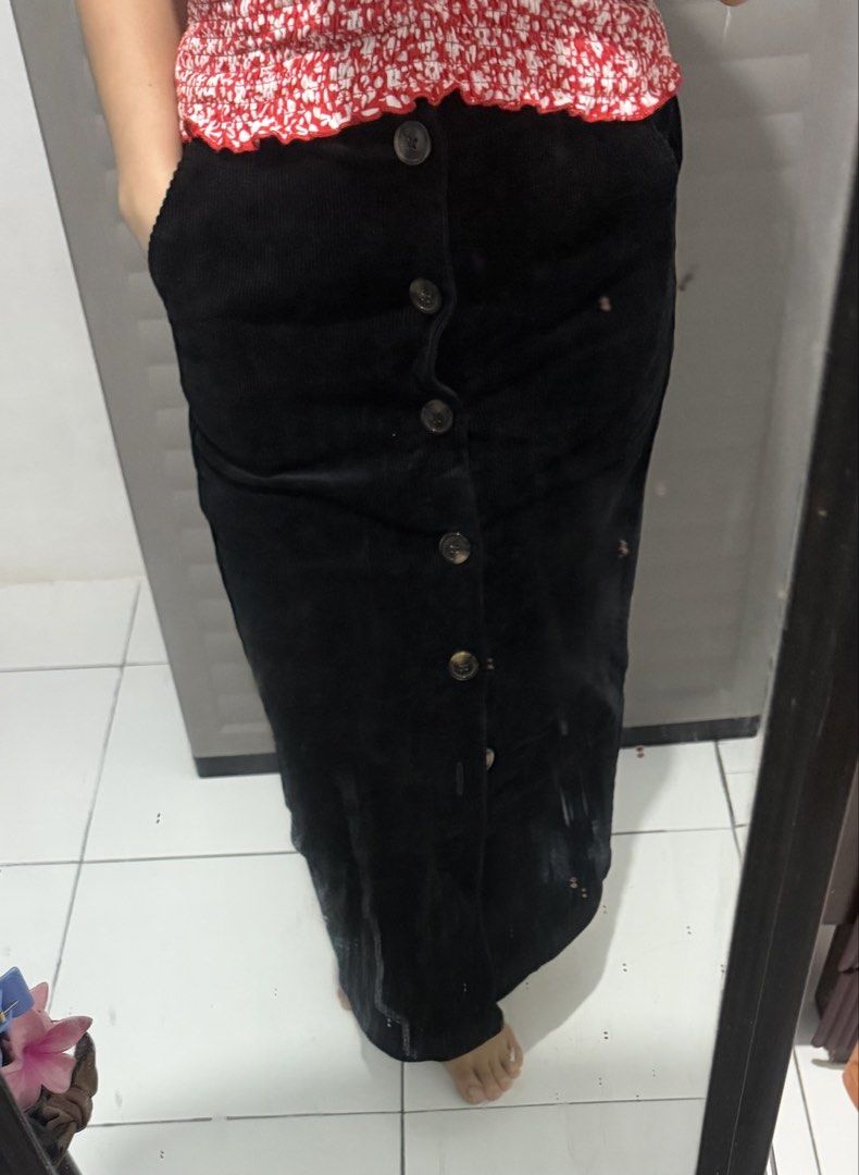 GU Black Corduroy Button-Front Midi Skirt (Category: Skirts) located in Cabanatuan. Submitted by fabouliz_fashion (Listing ID 1462840903, Image 2). Description: • Brand: GU • Size: XS-S • Waist: 24–25 inches • Length: 32 inches • Non-stretch • Black corduroy • Button-front design • Front slit • Like new • Washed & ready to wear ✨ Perfect for casual or dressed-up looks! 🖤.
