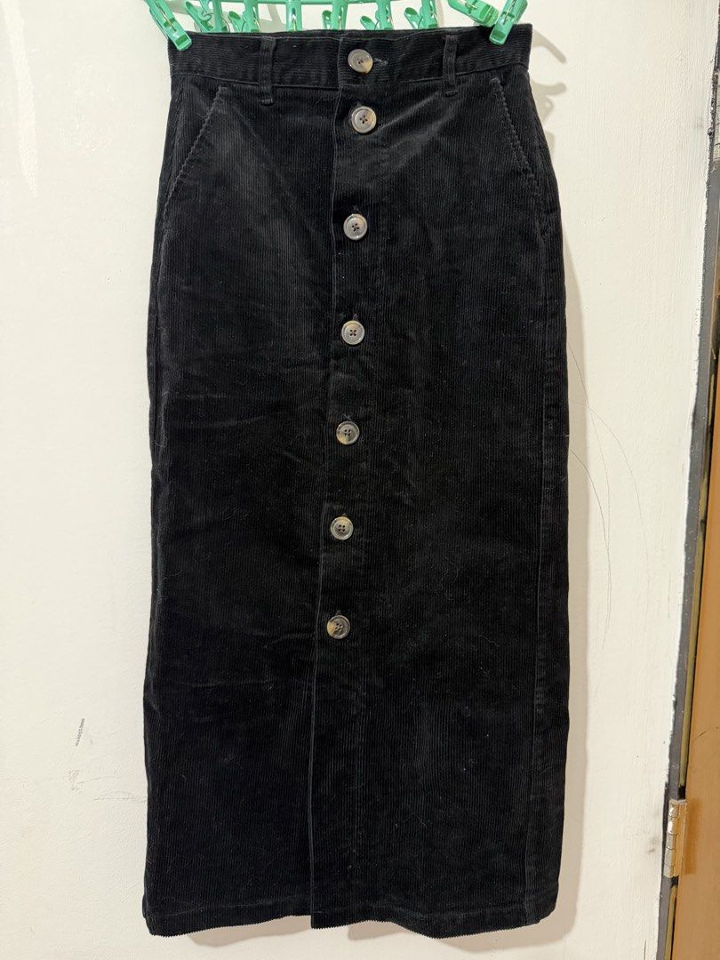 GU Black Corduroy Button-Front Midi Skirt (Category: Skirts) located in Cabanatuan. Submitted by fabouliz_fashion (Listing ID 1462840903, Image 1). Description: • Brand: GU • Size: XS-S • Waist: 24–25 inches • Length: 32 inches • Non-stretch • Black corduroy • Button-front design • Front slit • Like new • Washed & ready to wear ✨ Perfect for casual or dressed-up looks! 🖤.