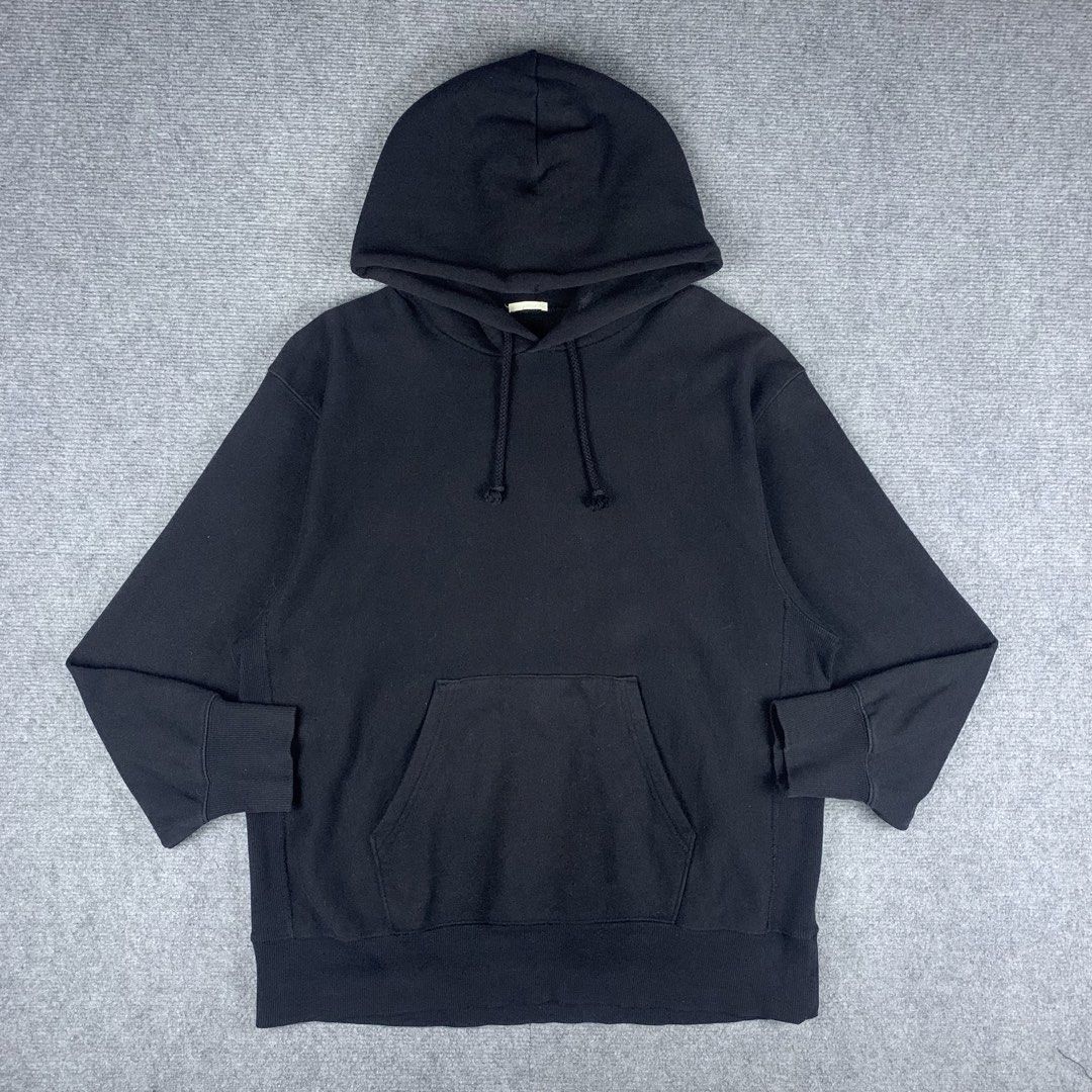GU Black Heavy Weight Hoodie (Category: Hoodies) located in Baguio. Submitted by vintage_lurker (Listing ID 1462865008, Image 1). Description: Size on tag: XL Width: 25” Length: 28” Issue/s: none Mine: 690 + Shipping fee 📍Payment first policy. no COD or COP 📍All items Washed and Sanitized 🧼 Shoot your offer. I’m all ears‼️ OTHER DETAILS: - GU Black Hoodie - Size XL - Comfortable Cotton & Polyester Blend - Casual & Versatile for Everyday Wear -