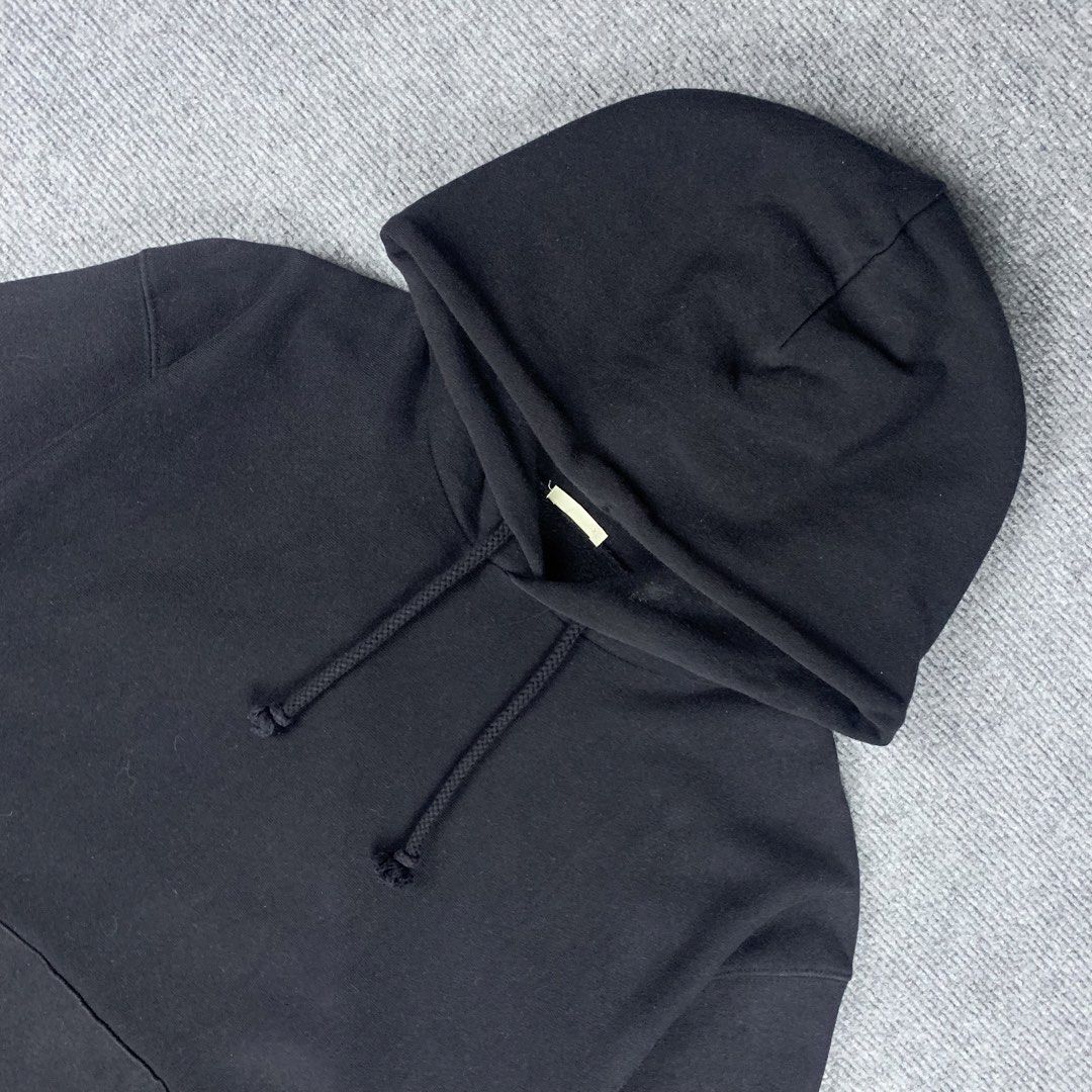 GU Black Heavy Weight Hoodie (Category: Hoodies) located in Baguio. Submitted by vintage_lurker (Listing ID 1462865008, Image 2). Description: Size on tag: XL Width: 25” Length: 28” Issue/s: none Mine: 690 + Shipping fee 📍Payment first policy. no COD or COP 📍All items Washed and Sanitized 🧼 Shoot your offer. I’m all ears‼️ OTHER DETAILS: - GU Black Hoodie - Size XL - Comfortable Cotton & Polyester Blend - Casual & Versatile for Everyday Wear -