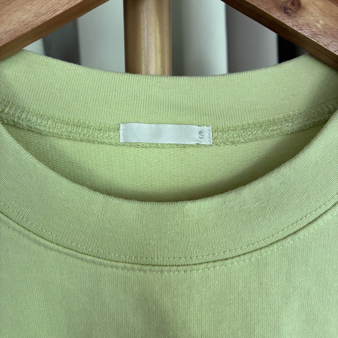 GU by uniqlo Oversized Shirt (Category: Shirts) located in Candelaria. Submitted by trendoclock (Listing ID 1462734973, Image 2). Description: GU by Uniqlo Oversized Shirt. Lime green, cropped style, short sleeves. size S but best fit to medium-Large. Casual wear..