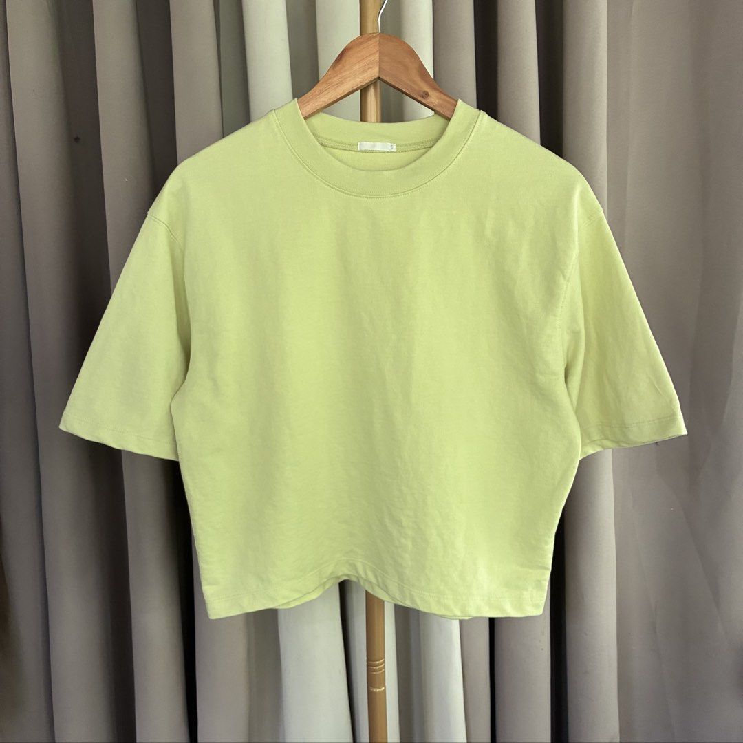 GU by uniqlo Oversized Shirt (Category: Shirts) located in Candelaria. Submitted by trendoclock (Listing ID 1462734973, Image 3). Description: GU by Uniqlo Oversized Shirt. Lime green, cropped style, short sleeves. size S but best fit to medium-Large. Casual wear..