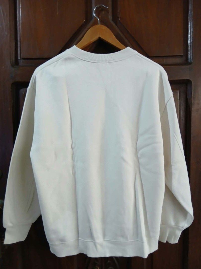GU Crewneck Sweatshirt Size M Cream (Category: Coats, Jackets and Outerwear) located in Taytay. Submitted by decluttering_queen (Listing ID 1462881209, Image 2). Description: - Brand: GU - Size: Medium (M) - Worn once .