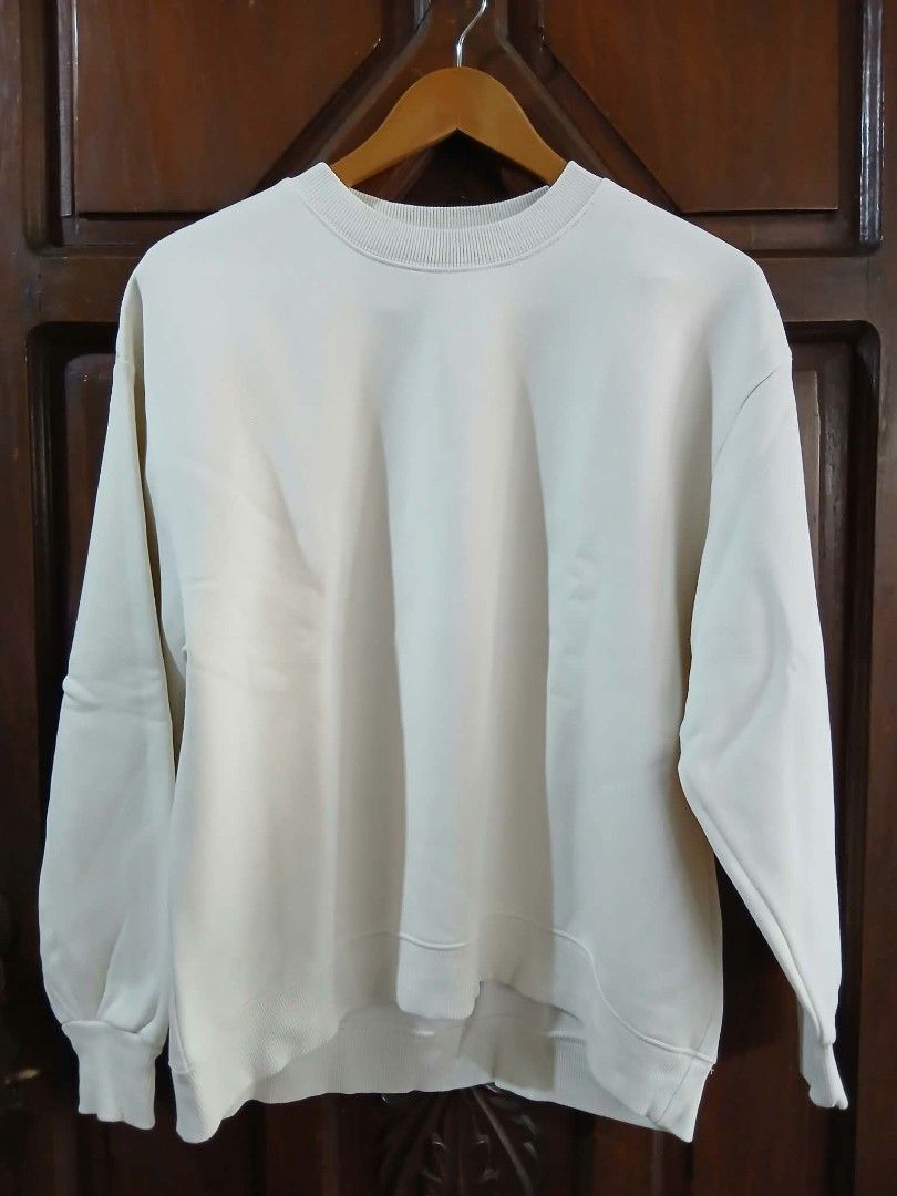 GU Crewneck Sweatshirt Size M Cream (Category: Coats, Jackets and Outerwear) located in Taytay. Submitted by decluttering_queen (Listing ID 1462881209, Image 1). Description: - Brand: GU - Size: Medium (M) - Worn once .