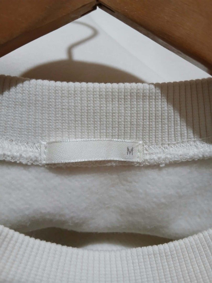 GU Crewneck Sweatshirt Size M Cream (Category: Coats, Jackets and Outerwear) located in Taytay. Submitted by decluttering_queen (Listing ID 1462881209, Image 3). Description: - Brand: GU - Size: Medium (M) - Worn once .