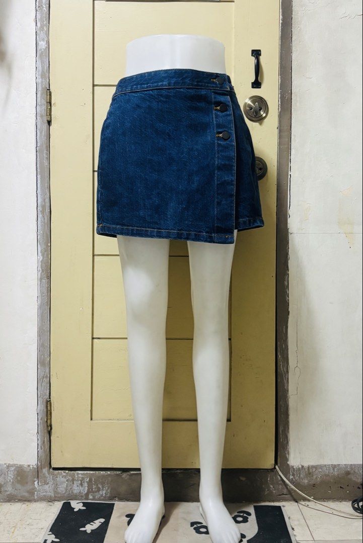 GU Denim Skort (Category: Shorts) located in Pasig City. Submitted by jie1031 (Listing ID 1462727381, Image 2). Description: GU Denim Skort Code: 221-324198 Size on Tag: Small Width: 26-29 Length: 13:5 Color: denim blue Material: 100% Cotton Details: Garterized, like nee, GU metal buttons ₱ 300 Payment first via bank transfer BPI or BDO or Gcash * Ship via lalamove or JNT * Meet up Megamall during Mon-Wednesday only 💖 Bundle Your Favorites and S