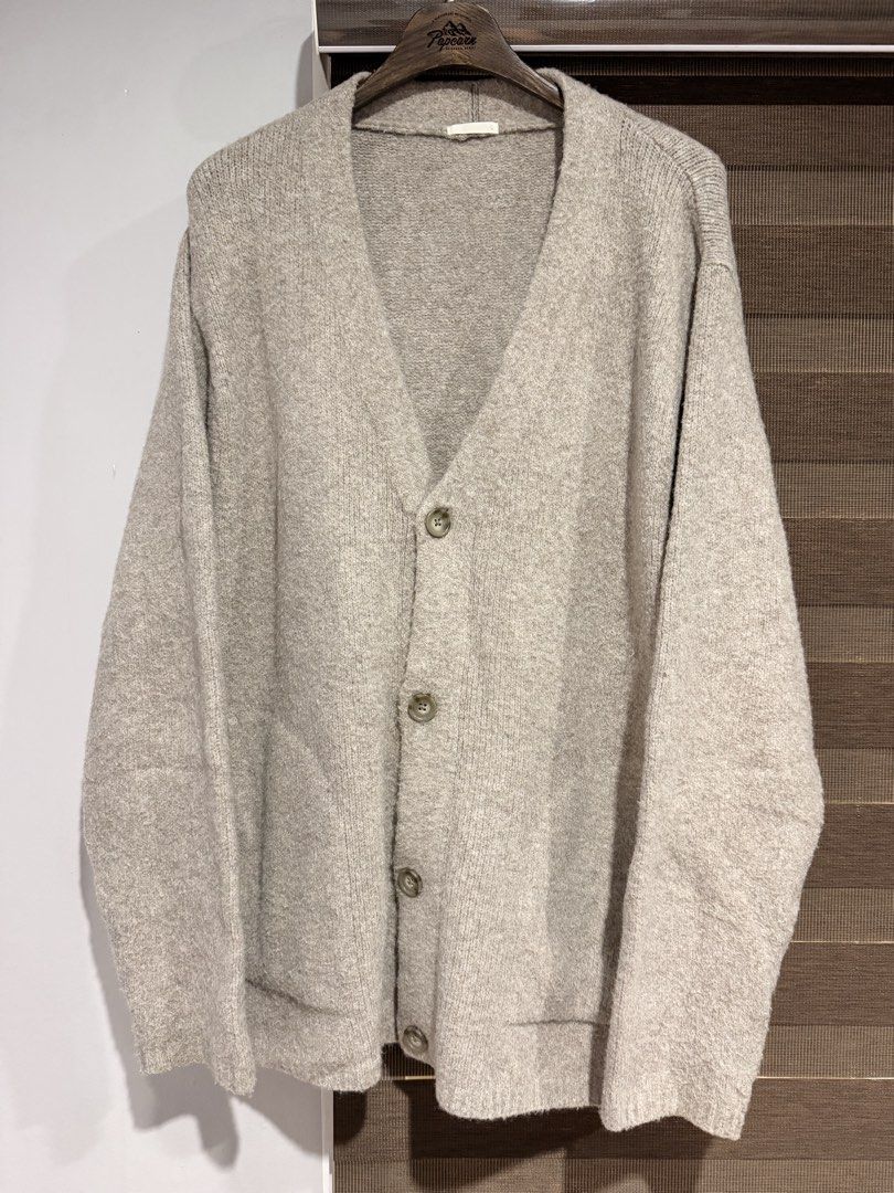 GU Knit Cardigan Sweater - Size L (Category: Coats, Jackets and Outerwear) located in Manila. Submitted by furugi24 (Listing ID 1462778455, Image 1). Description: - GU Light Grey Knit Cardigan - SRP : 800 - Size L - Dimension : W23 x L29 - excellent condition - bought in japan .