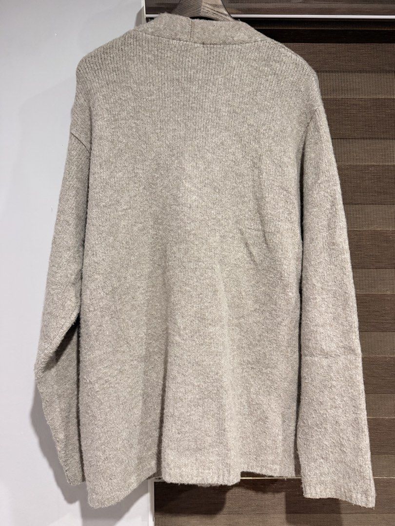 GU Knit Cardigan Sweater - Size L (Category: Coats, Jackets and Outerwear) located in Manila. Submitted by furugi24 (Listing ID 1462778455, Image 2). Description: - GU Light Grey Knit Cardigan - SRP : 800 - Size L - Dimension : W23 x L29 - excellent condition - bought in japan .