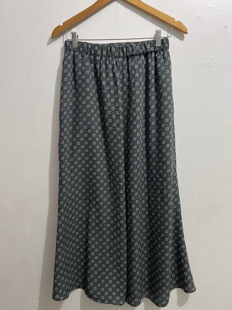 ‼️Sale‼️GU printed skirt (Category: Skirts) located in Las Pinas. Submitted by gaeley (Listing ID 1462722291, Image 3). Description: garterized at the back M on tag w: 28-32" l:34".