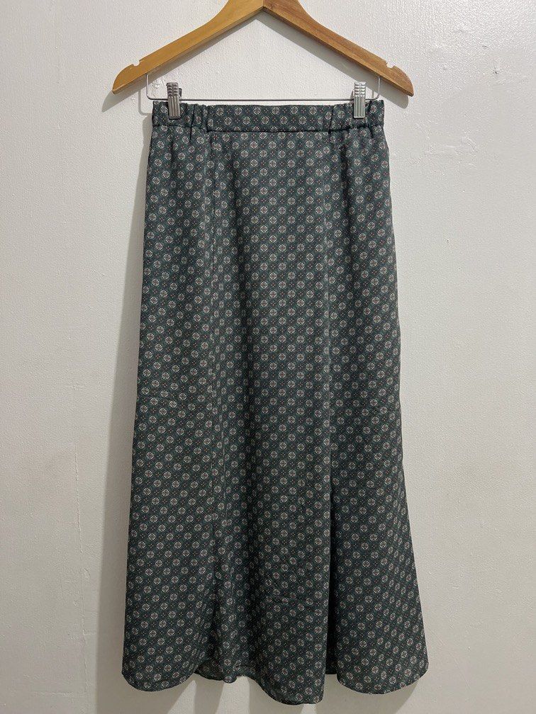 ‼️Sale‼️GU printed skirt (Category: Skirts) located in Las Pinas. Submitted by gaeley (Listing ID 1462722291, Image 1). Description: garterized at the back M on tag w: 28-32" l:34".