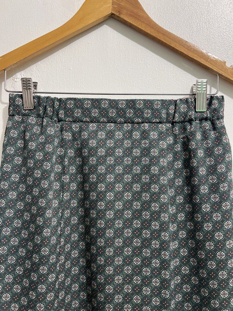 ‼️Sale‼️GU printed skirt (Category: Skirts) located in Las Pinas. Submitted by gaeley (Listing ID 1462722291, Image 2). Description: garterized at the back M on tag w: 28-32" l:34".