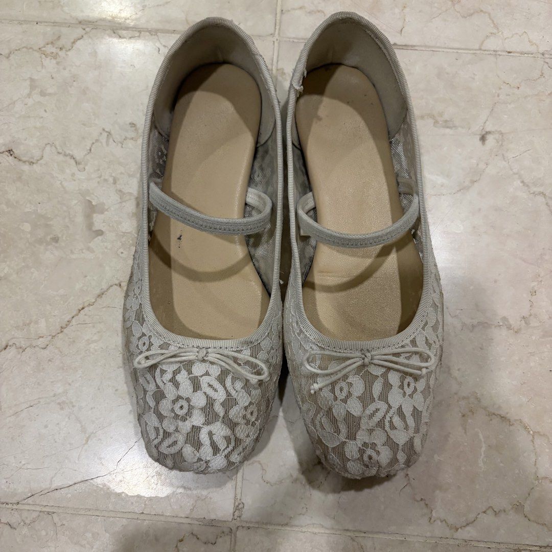 GU White Lace Ballet Flats (Category: Flats & Sandals) located in Manila. Submitted by chloudyday (Listing ID 1462836264, Image 1). Description: - Dirty at the sides because it was raining last time I used this! :( - Needs to be cleaned regularly. I usually just brush it with warm water and mild soap. - Super comfortable for walking!.