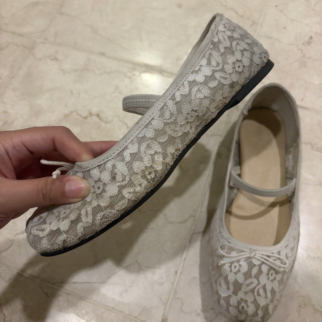 GU White Lace Ballet Flats (Category: Flats & Sandals) located in Manila. Submitted by chloudyday (Listing ID 1462836264, Image 3). Description: - Dirty at the sides because it was raining last time I used this! :( - Needs to be cleaned regularly. I usually just brush it with warm water and mild soap. - Super comfortable for walking!.