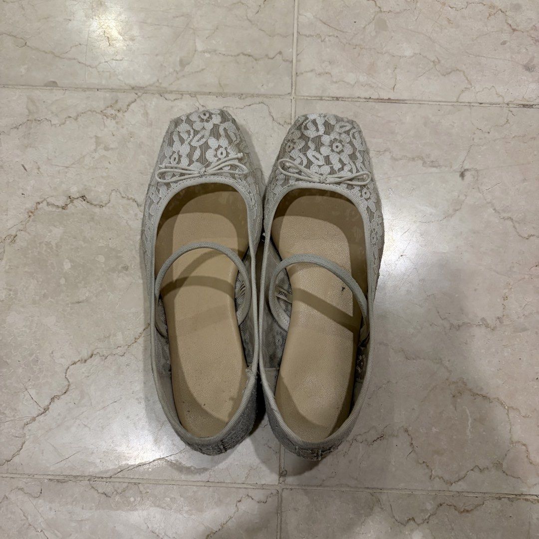 GU White Lace Ballet Flats (Category: Flats & Sandals) located in Manila. Submitted by chloudyday (Listing ID 1462836264, Image 2). Description: - Dirty at the sides because it was raining last time I used this! :( - Needs to be cleaned regularly. I usually just brush it with warm water and mild soap. - Super comfortable for walking!.