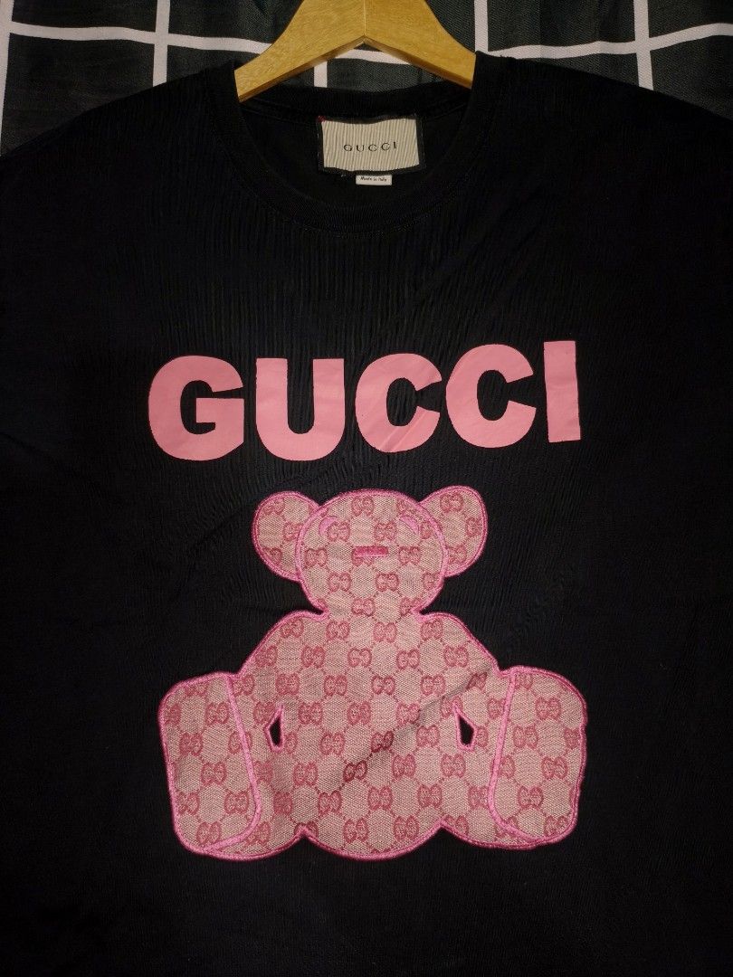 Gucci (Category: Shirts) located in Cagayan de Oro. Submitted by thrift-japanuksurplus (Listing ID 1462794985, Image 3). Description: GUCCI Monogram Patched bear LARGE W : 21 L : 27 Condition: 9.5/10 Color rate : 9.5/10 ISSUE : ❌❌ P600 + SF.