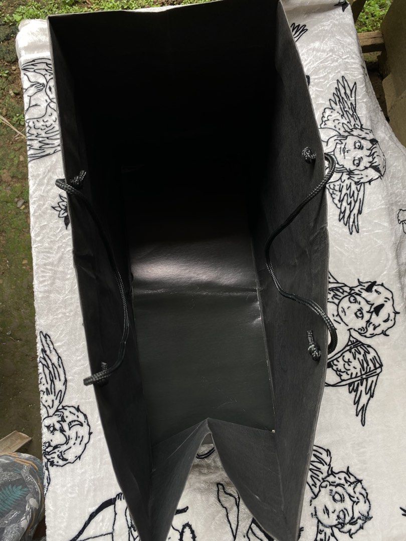 Gucci XL paper bag (Category: Activewear) located in Cagwait. Submitted by roundsociety_ph (Listing ID 1462699298, Image 3). Description: .