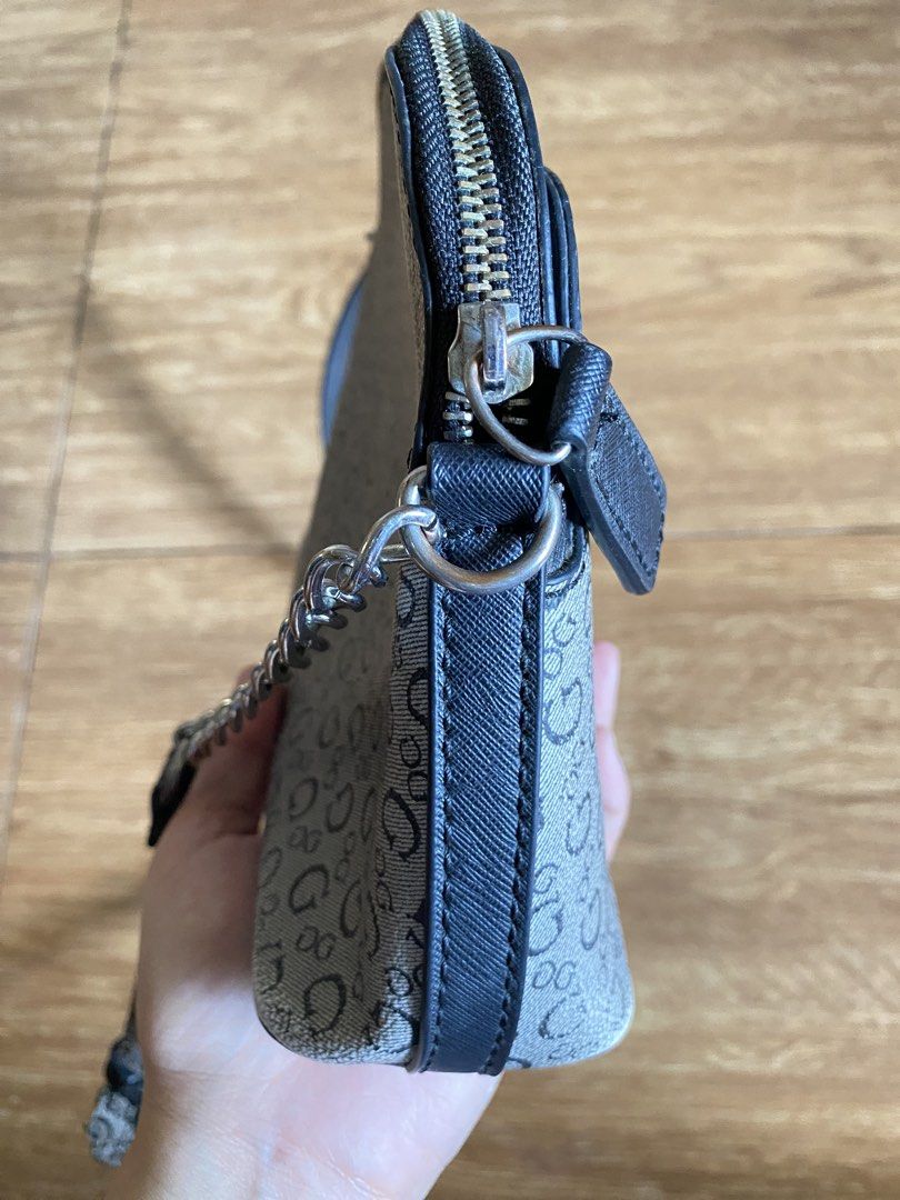 Guess (Category: Cross-body Bags) located in Antipolo. Submitted by pauuiieee (Listing ID 1462690286, Image 3). Description: - Hindi na rin nagagamit natambak nalang.
