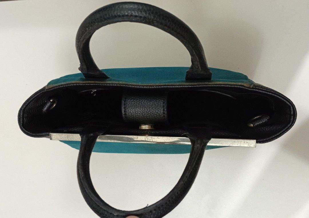 Guess DENIM &Leather handbag (Category: Tote Bags) located in Navotas City. Submitted by ms.soulana (Listing ID 1462875982, Image 3). Description: PreOwned Lightly Used Authentic Guess denim& Leather handbag ,Shoulder,Crossbody bag - Two top handles - Metal clasp closure - Interior zippered pockets - Clean inside and out - Ideal for everyday use wth Detachable Strap for Wearing Crossbody Size Medium Min Sign of Used Sell the bag As is . bag Only 