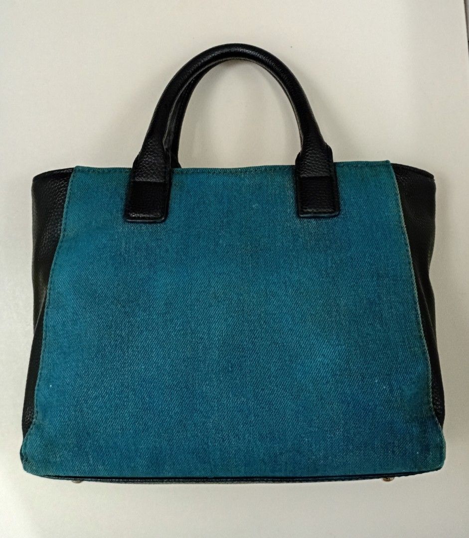 Guess DENIM &Leather handbag (Category: Tote Bags) located in Navotas City. Submitted by ms.soulana (Listing ID 1462875982, Image 2). Description: PreOwned Lightly Used Authentic Guess denim& Leather handbag ,Shoulder,Crossbody bag - Two top handles - Metal clasp closure - Interior zippered pockets - Clean inside and out - Ideal for everyday use wth Detachable Strap for Wearing Crossbody Size Medium Min Sign of Used Sell the bag As is . bag Only 