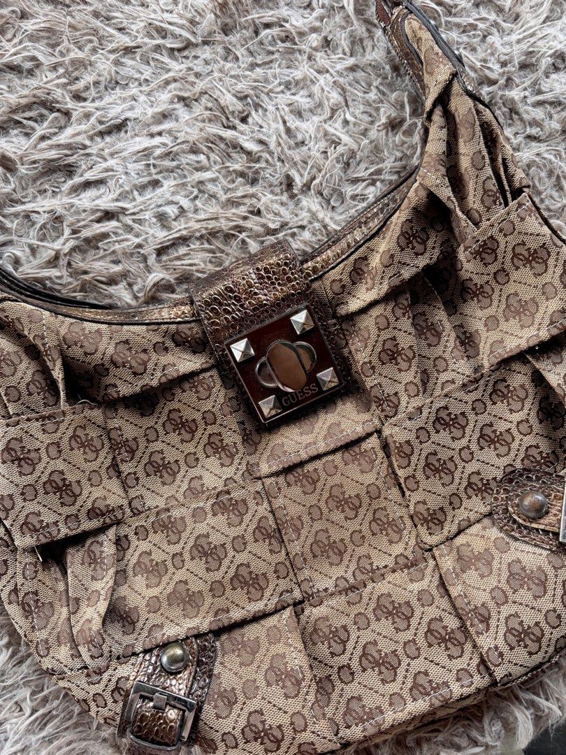 Guess Hobo Bag (Category: Shoulder Bags) located in Tarlac. Submitted by alxssmrcs_ (Listing ID 1462785758, Image 2). Description: minimal signs of use & zipper needs repair.