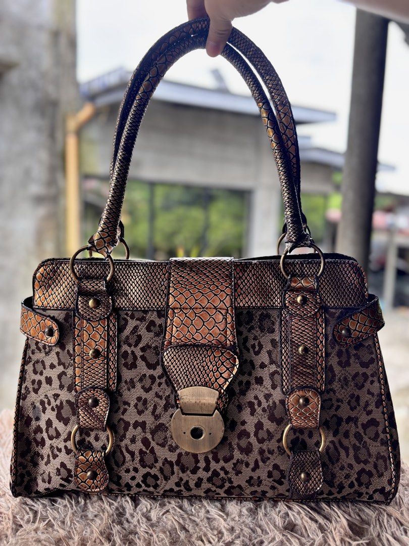 Guess Shoulder Bag (Category: Shoulder Bags) located in Tarlac. Submitted by alxssmrcs_ (Listing ID 1462789146, Image 2). Description: Logo missing from front lock, replaced hardware & pen marks .