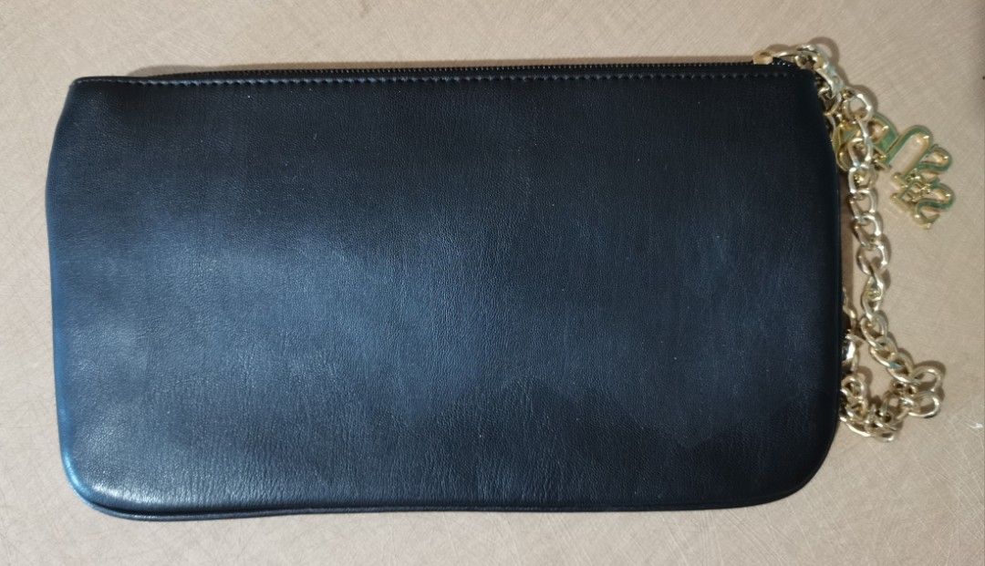 Guess Wristlet Handbag (Category: Clutches) located in Antipolo. Submitted by olienastuffsale (Listing ID 1462696962, Image 2). Description: PU Leather Height: 15cm Width: 27cm .