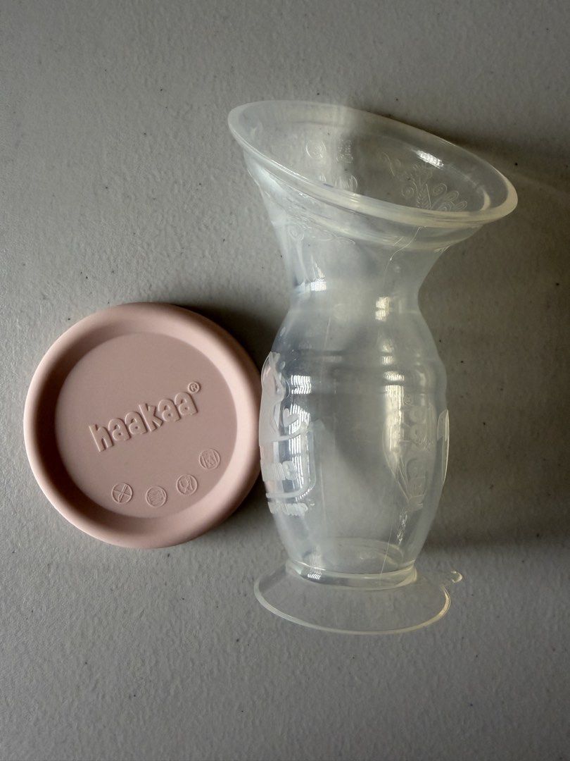 Haakaa Gen 2 Silicone Breast Pump with Lid (Category: Breastfeeding & Bottle Feeding) located in Las Pinas. Submitted by alayssaacruz (Listing ID 1462866175, Image 1). Description: - Haakaa silicone breast pump - Includes pink lid - Efficient milk collection - User-friendly and easy to clean - Essential for breastfeeding mothers - Used for less than 3 months only (Feb-April 2026) -No box.