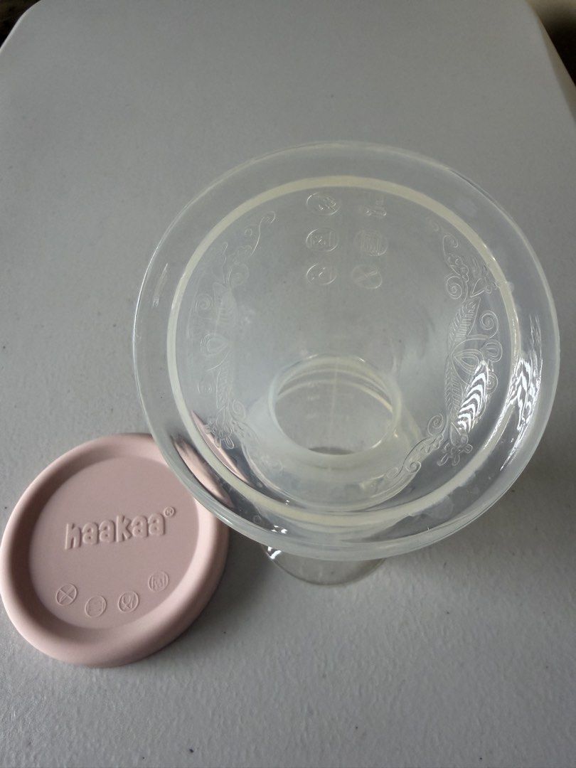 Haakaa Gen 2 Silicone Breast Pump with Lid (Category: Breastfeeding & Bottle Feeding) located in Las Pinas. Submitted by alayssaacruz (Listing ID 1462866175, Image 2). Description: - Haakaa silicone breast pump - Includes pink lid - Efficient milk collection - User-friendly and easy to clean - Essential for breastfeeding mothers - Used for less than 3 months only (Feb-April 2026) -No box.