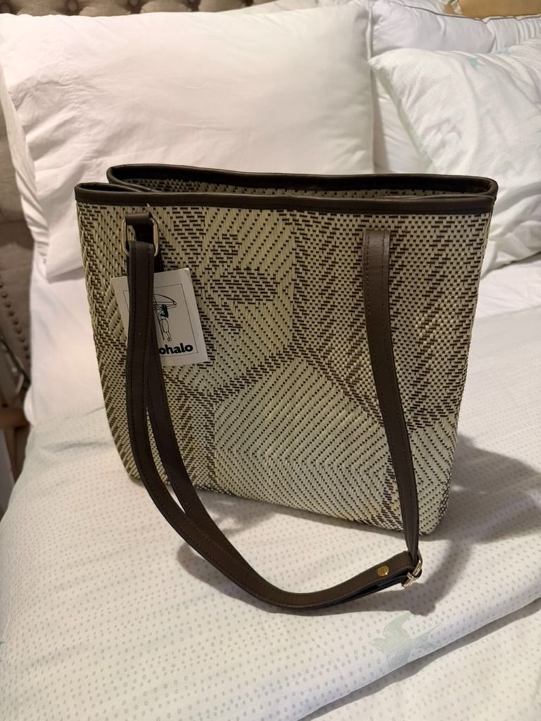 halohalo trabaho twist in chocnut (Category: Tote Bags) located in Muntinlupa City. Submitted by qpaladin (Listing ID 1462779928, Image 2). Description: brand new! not on their website anymore fits a 14 inch laptop vertically rfs: decluttering my impulse buy.