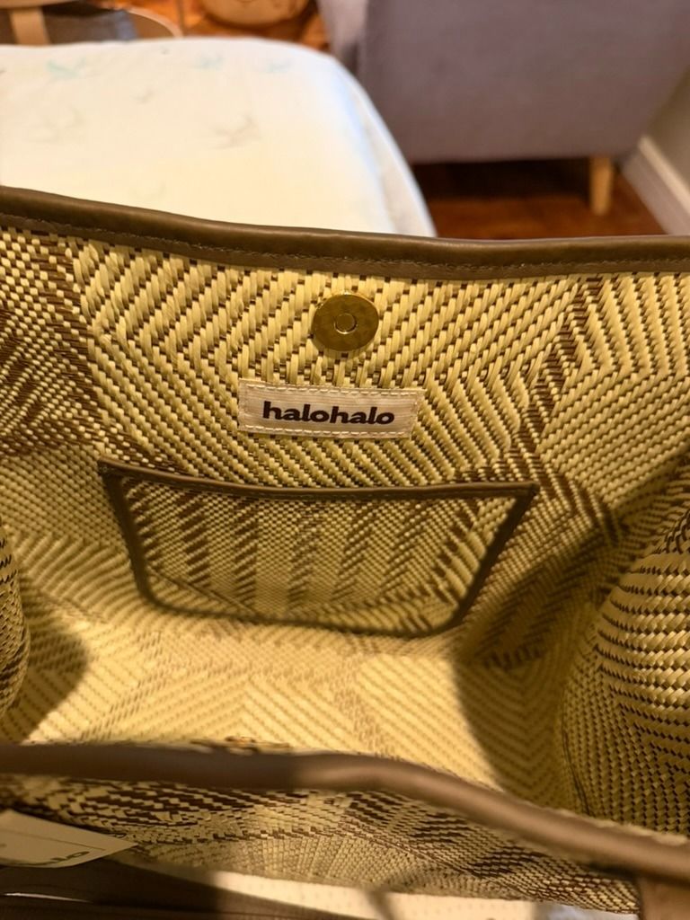 halohalo trabaho twist in chocnut (Category: Tote Bags) located in Muntinlupa City. Submitted by qpaladin (Listing ID 1462779928, Image 3). Description: brand new! not on their website anymore fits a 14 inch laptop vertically rfs: decluttering my impulse buy.