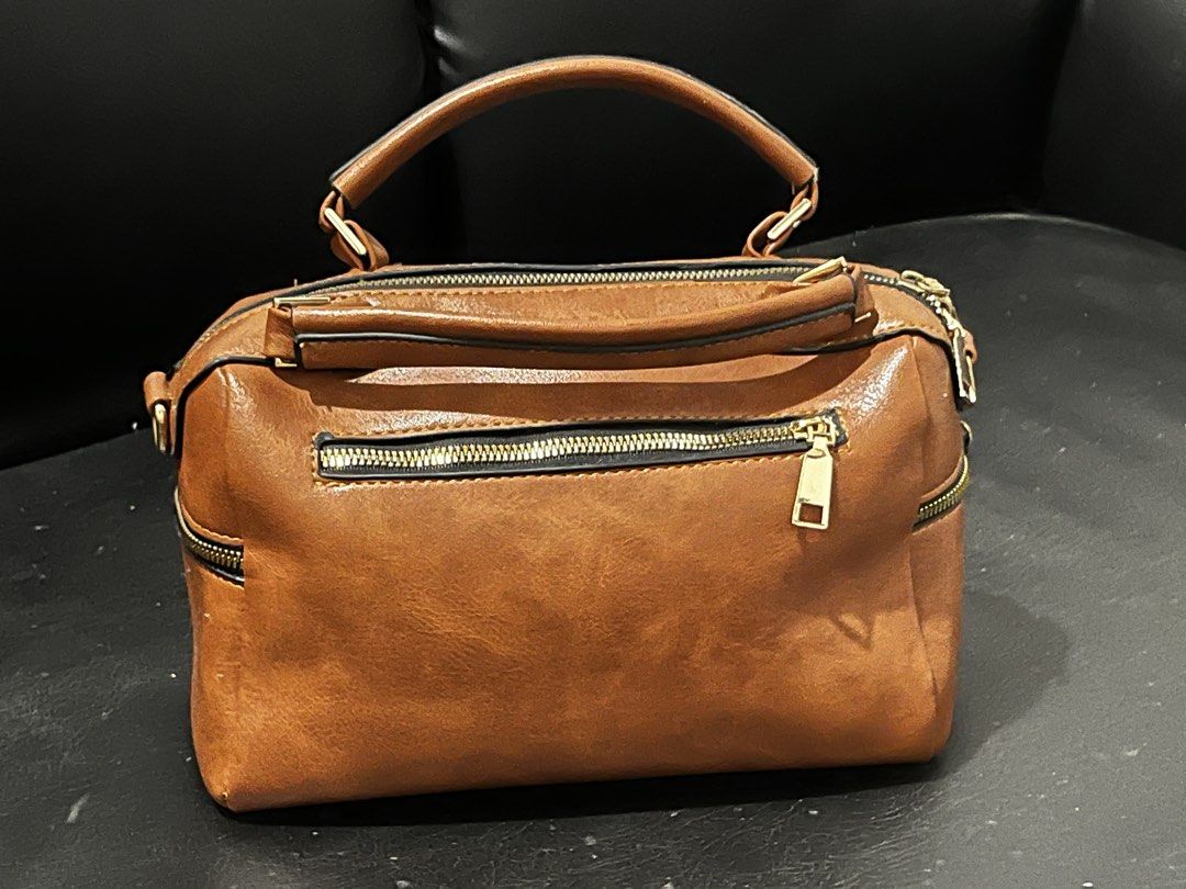 Hand bag (Category: Cross-body Bags) located in Bansalan. Submitted by jhalmar (Listing ID 1462769684, Image 3). Description: Brand new handbag for women .