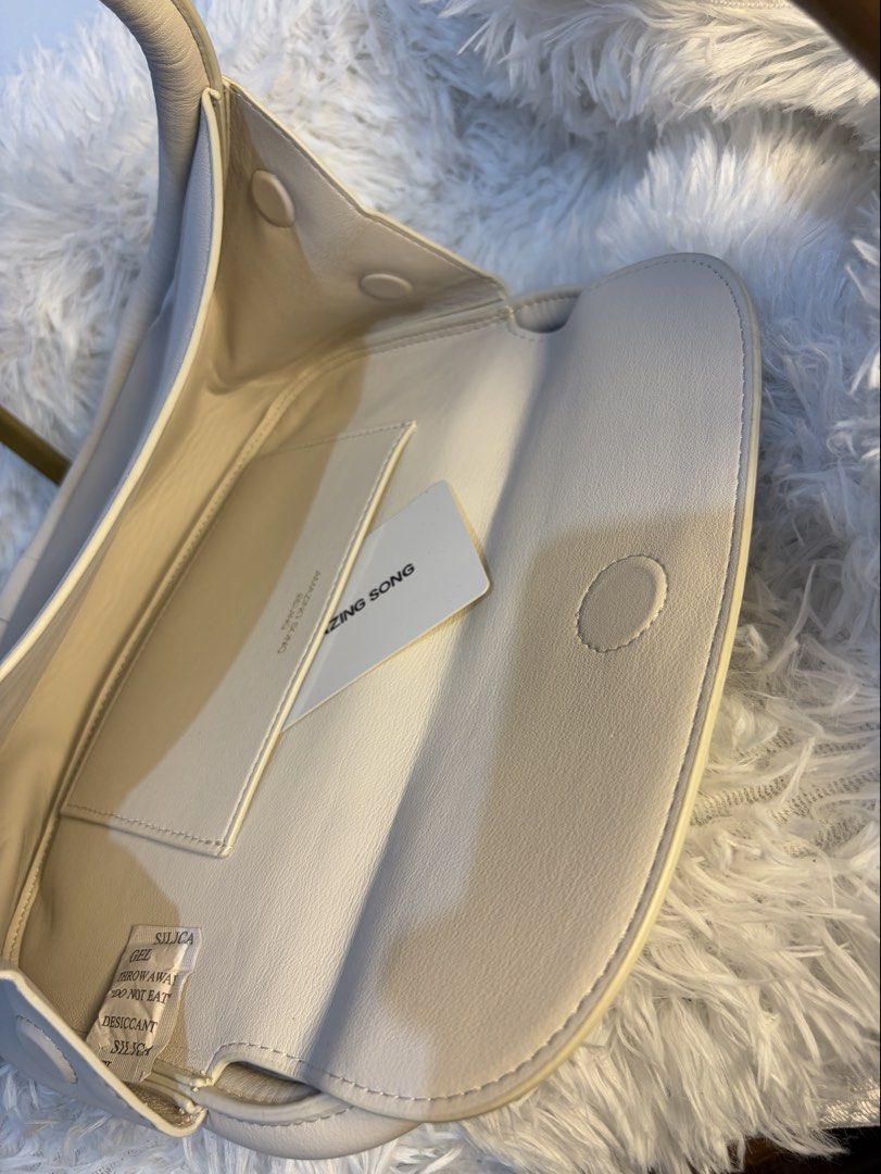 Hand bag Like new (Category: Shoulder Bags) located in Goa. Submitted by zahar_modern_thrift_bags001 (Listing ID 1462715844, Image 3). Description: .