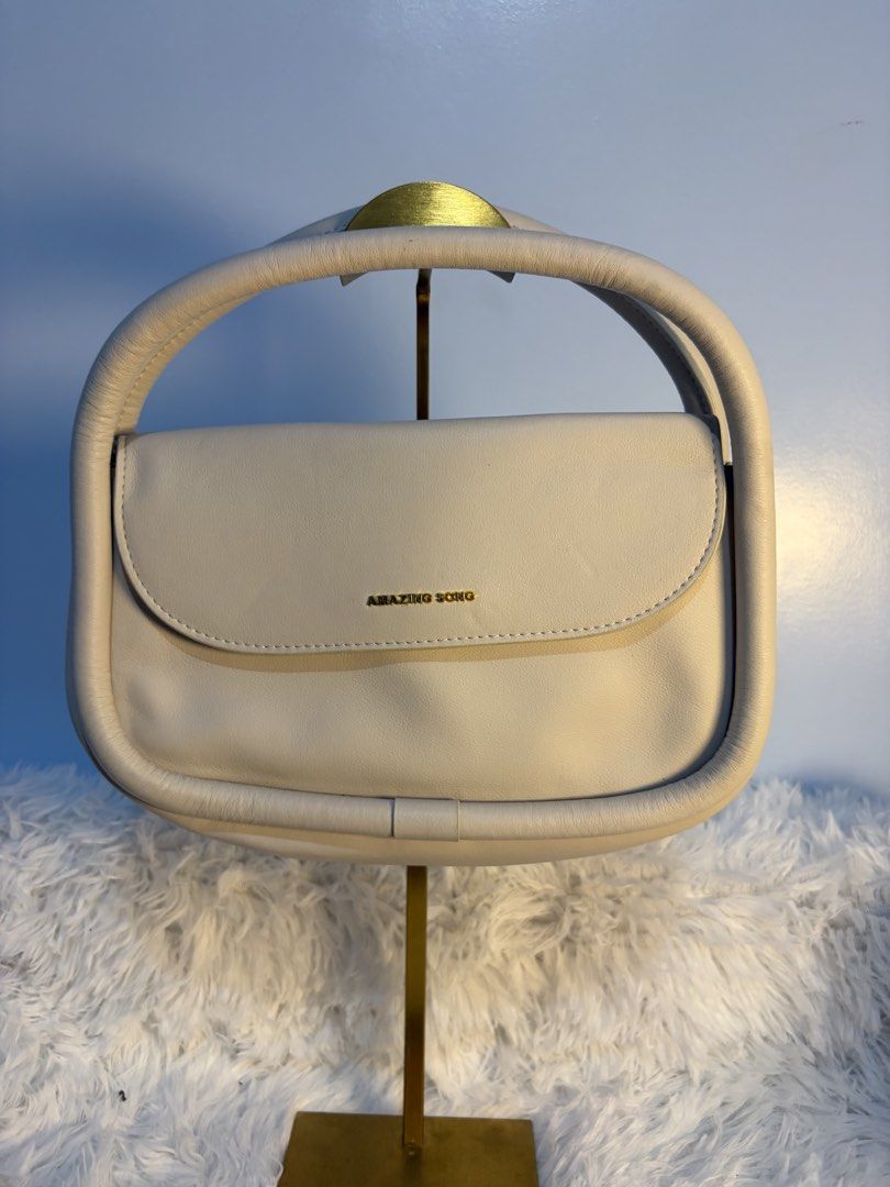 Hand bag Like new (Category: Shoulder Bags) located in Goa. Submitted by zahar_modern_thrift_bags001 (Listing ID 1462715844, Image 1). Description: .