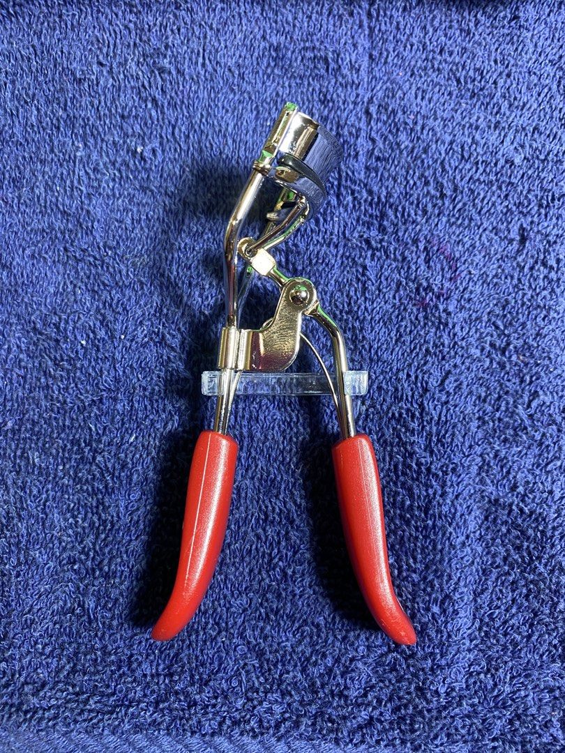 Hello Kitty Eyelash Curler Red (Category: Makeup) located in Muntinlupa City. Submitted by mj.finds (Listing ID 1462840800, Image 3). Description: Cute Kitty eyelash curler. Red handle with Kitty design. Metal curler part. Great for curling lashes. Easy to use. Perfect for your makeup bag..