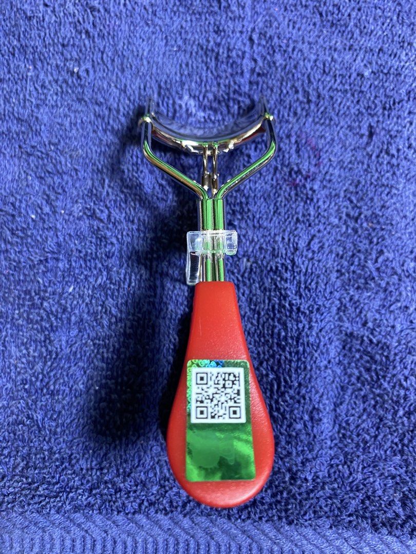 Hello Kitty Eyelash Curler Red (Category: Makeup) located in Muntinlupa City. Submitted by mj.finds (Listing ID 1462840800, Image 2). Description: Cute Kitty eyelash curler. Red handle with Kitty design. Metal curler part. Great for curling lashes. Easy to use. Perfect for your makeup bag..