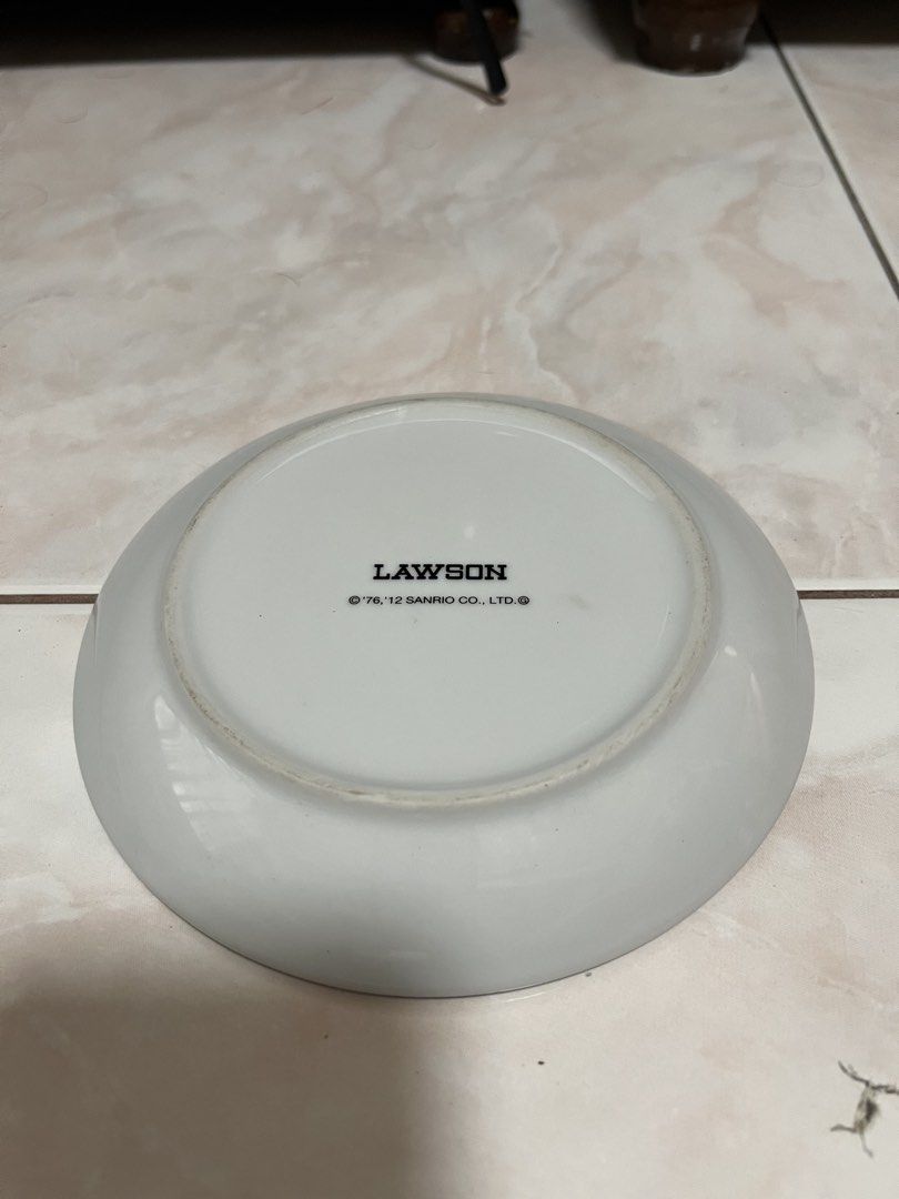 Hello kitty plate (Category: Other Kitchenware & Tableware) located in Manila. Submitted by rlab_japan_thrift (Listing ID 1462725930, Image 2). Description: Sanrio x Lawson Japan Hello Kitty Face Ceramic Plate (2012) 🎀🍽️ An iconic Lawson Japan promotional release featuring Hello Kitty’s signature face print with her classic red bow! Perfect as a trinket dish, display piece, or everyday snack plate for Sanrio collectors. * Brand / Release: Offic