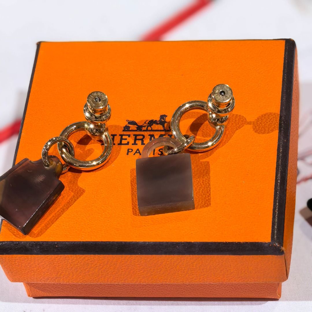 全新HERMES 耳環, 水牛角/金屬, 啡色拼金色, Amulette Maroquinier Earrings,#BRAND NEW #香榭站正品 （分類：飾物及配件）位於 Hong Kong。 由 mmstation_hk 提交（商品編號 1462778648，圖片 2）。簡介： [CONDITION]: BRAND NEW [APPENDIX] : BOX Friendly Reminder: Our store sells only authentic,authorized goods. Full refund guaranteed if proven otherwise. Please inspect the item upon collection. All sales are final. Items purchased at our store come withfree two-year maintenance (once annually). This includ