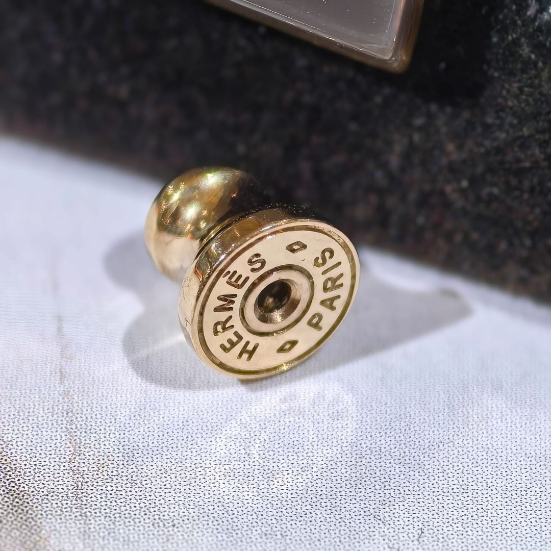 全新HERMES 耳環, 水牛角/金屬, 啡色拼金色, Amulette Maroquinier Earrings,#BRAND NEW #香榭站正品 （分類：飾物及配件）位於 Hong Kong。 由 mmstation_hk 提交（商品編號 1462778648，圖片 3）。簡介： [CONDITION]: BRAND NEW [APPENDIX] : BOX Friendly Reminder: Our store sells only authentic,authorized goods. Full refund guaranteed if proven otherwise. Please inspect the item upon collection. All sales are final. Items purchased at our store come withfree two-year maintenance (once annually). This includ