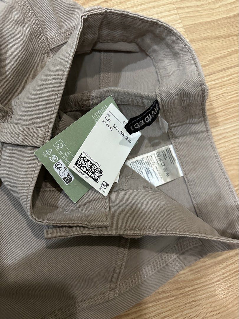 H&M | Cargo Jeans Eur36 (27-28) (Category: Jeans) located in Roxas City. Submitted by elliesuite (Listing ID 1462845464, Image 2). Description: Read: LAST PRICE POSTED ‼️ NO WHEN WORN ‼️ NO MEASUREMENTS Brand New with Tags Size: Eur36 Fits 27-28 waistline SF c/o Buyer. (JRS Express ONLY ₱180) No grab/lala (not from the Metro) All sales are final. No REFUND. No return / exchange. .