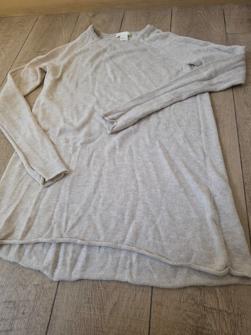 H&M Beige raglan sleeve sweater (Category: Longsleeves) located in Quezon City. Submitted by preloved_by_mariekondo (Listing ID 1462756372, Image 3). Description: Light beige or oat melange knit sweater from H&M featuring signature raglan sleeves, a classic crew neckline, and casual, slightly curled or raw edges on the hem and cuffs. Size XS (loose fitting).
