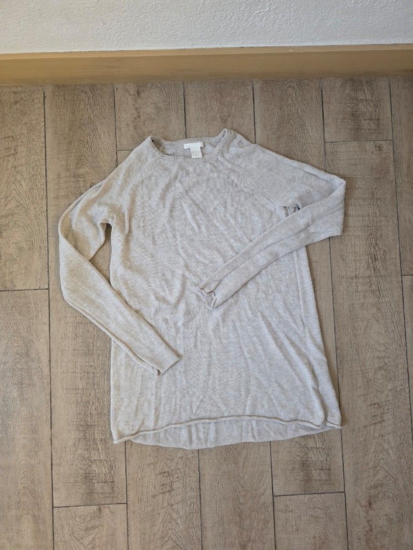 H&M Beige raglan sleeve sweater (Category: Longsleeves) located in Quezon City. Submitted by preloved_by_mariekondo (Listing ID 1462756372, Image 1). Description: Light beige or oat melange knit sweater from H&M featuring signature raglan sleeves, a classic crew neckline, and casual, slightly curled or raw edges on the hem and cuffs. Size XS (loose fitting).