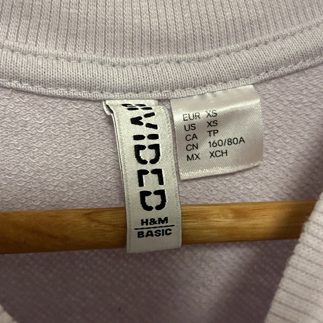 H&M Divided Basic Light Purple Crewneck Sweatshirt XS (Category: Longsleeves) located in Las Pinas. Submitted by thevallerys (Listing ID 1462824325, Image 2). Description: - Light purple crewneck sweatshirt - From H&M Divided Basic - Features raglan sleeves - Ribbed cuffs and hem - Made of soft material - Ideal for layering or casual wear - Easy to style.