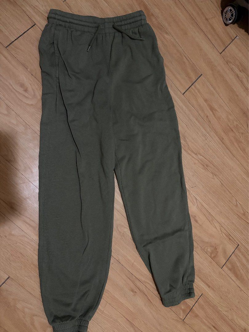 Hm divided cuffed sweatpants (Category: Other Bottoms) located in Binan City. Submitted by luckyocean_d8d4d8 (Listing ID 1462858271, Image 1). Description: .