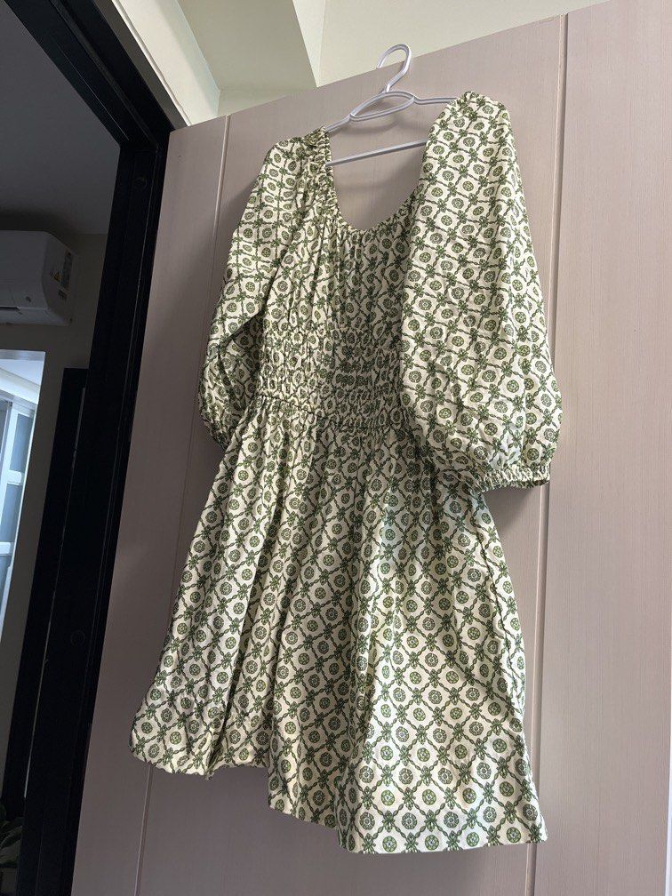 H&M Green Smocked Dress (Category: Dresses) located in Paranaque City. Submitted by everybodycloset (Listing ID 1462885035, Image 1). Description: Best fit for semi large coz it’s slightly maluwag for me. I never used it, sinukat lang supposed to be pang bday but im not comfortable wearing kasi baka mahubaran ako. Saree. As you can see super ganda ng quality, halatang bagong bago. Another basta bilhin moment YKIYK.