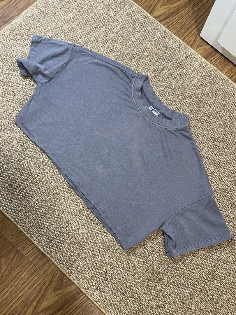 H&M Grey Cropped Sweatshirt - S (Category: Longsleeves) located in Pasig City. Submitted by miafml-closet-cleanout (Listing ID 1462747303, Image 2). Description: - i barely wore this actually :( - flaws: it has faint bleach stains (see photo) posted price is fixed ♡ will not respond to hagglers. 💵 mop: gcash / bdo / maribank / unionbank 🛵 courier: any as long as arranged by buyer 🙅🏻‍♀️ no requested worn photos ❌ no meet-ups.