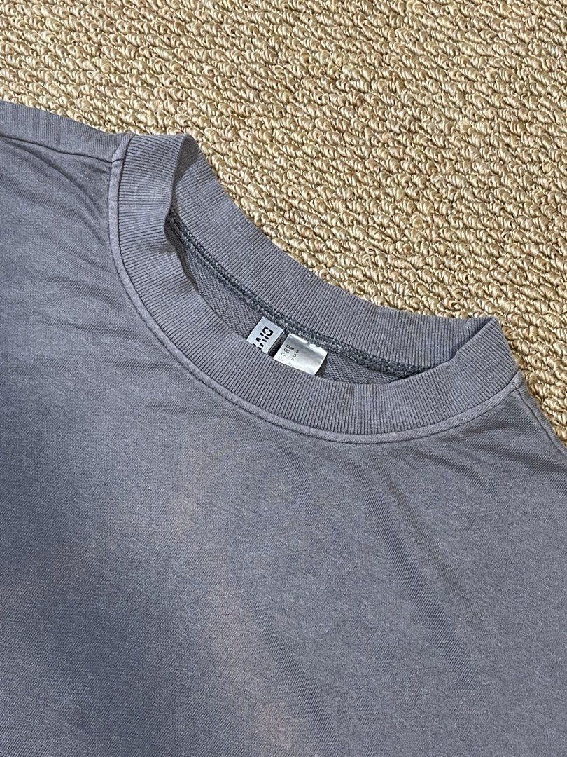 H&M Grey Cropped Sweatshirt - S (Category: Longsleeves) located in Pasig City. Submitted by miafml-closet-cleanout (Listing ID 1462747303, Image 1). Description: - i barely wore this actually :( - flaws: it has faint bleach stains (see photo) posted price is fixed ♡ will not respond to hagglers. 💵 mop: gcash / bdo / maribank / unionbank 🛵 courier: any as long as arranged by buyer 🙅🏻‍♀️ no requested worn photos ❌ no meet-ups.